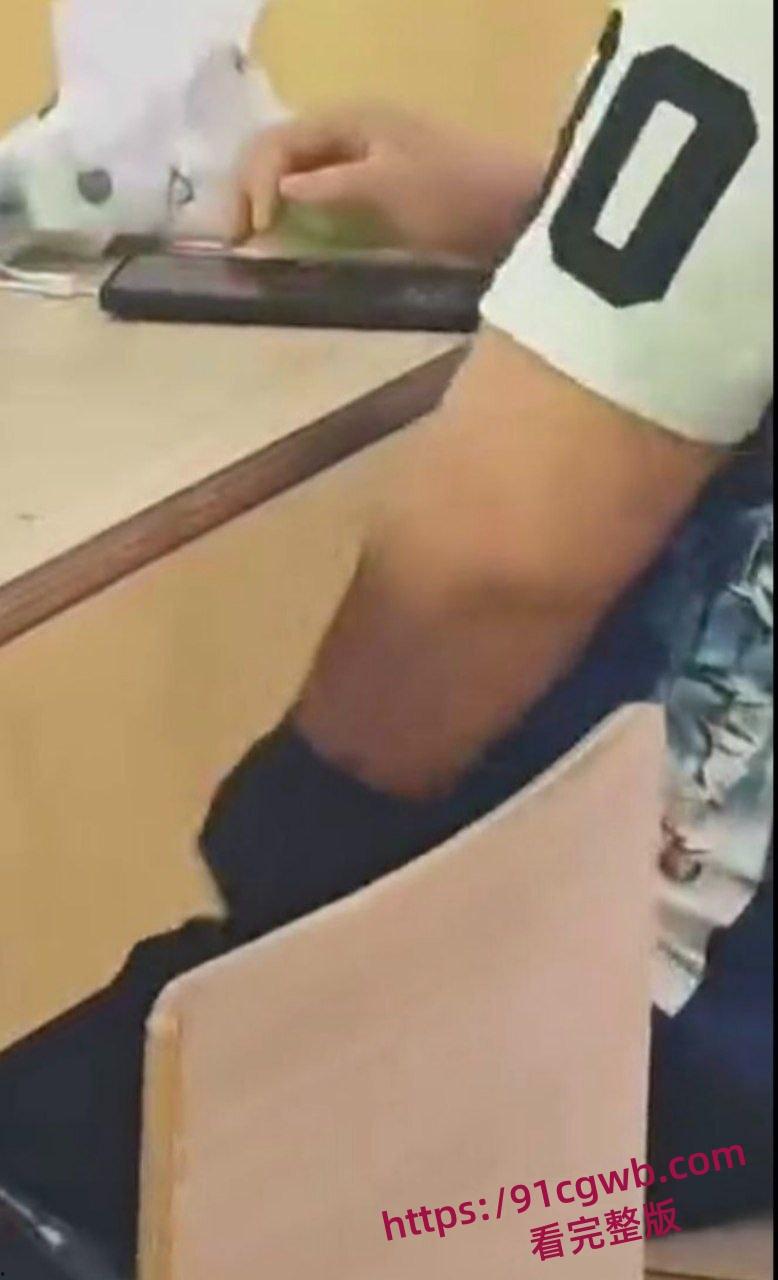 现在学生真是饥渴 直接食堂撸管 握紧猛撸喷汁 旁边饭友目瞪口呆 更有老六手机偷拍全程