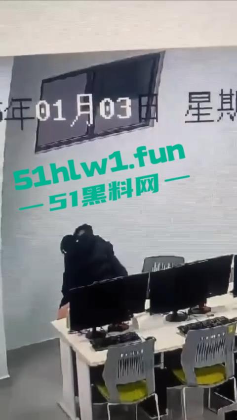 郑州商学院大瓜！一对情侣饥渴难耐在学院内多媒体室啪啪，监控下50秒激情视频曝光。