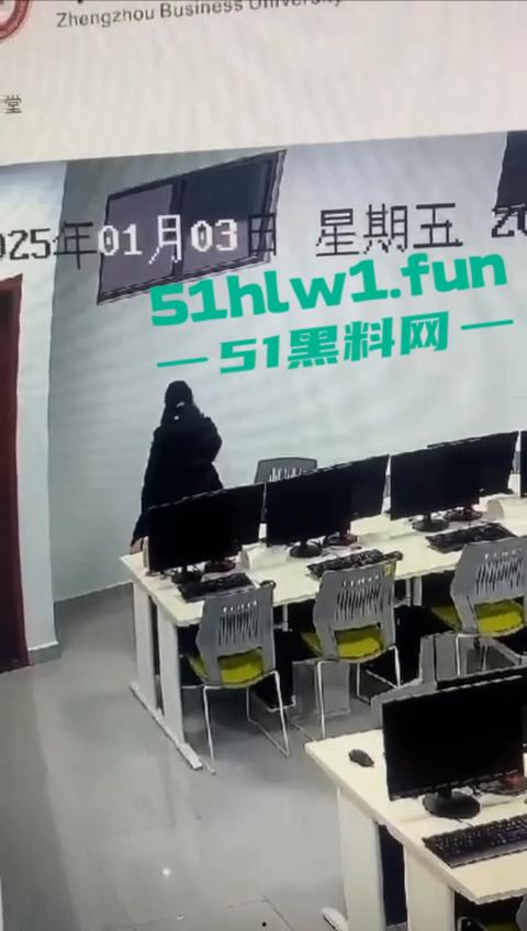 郑州商学院大瓜！一对情侣饥渴难耐在学院内多媒体室啪啪，监控下50秒激情视频曝光。-6