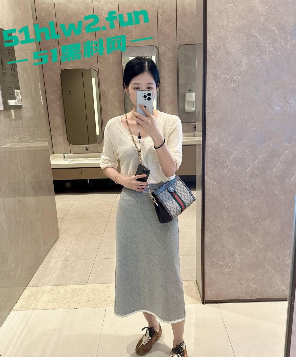 瓜友投稿前女友【刘亦菲】不输大明星，肤白貌美骚得要命，骚逼属性拉满，一摸就湿，粉嫩到让人冲动！