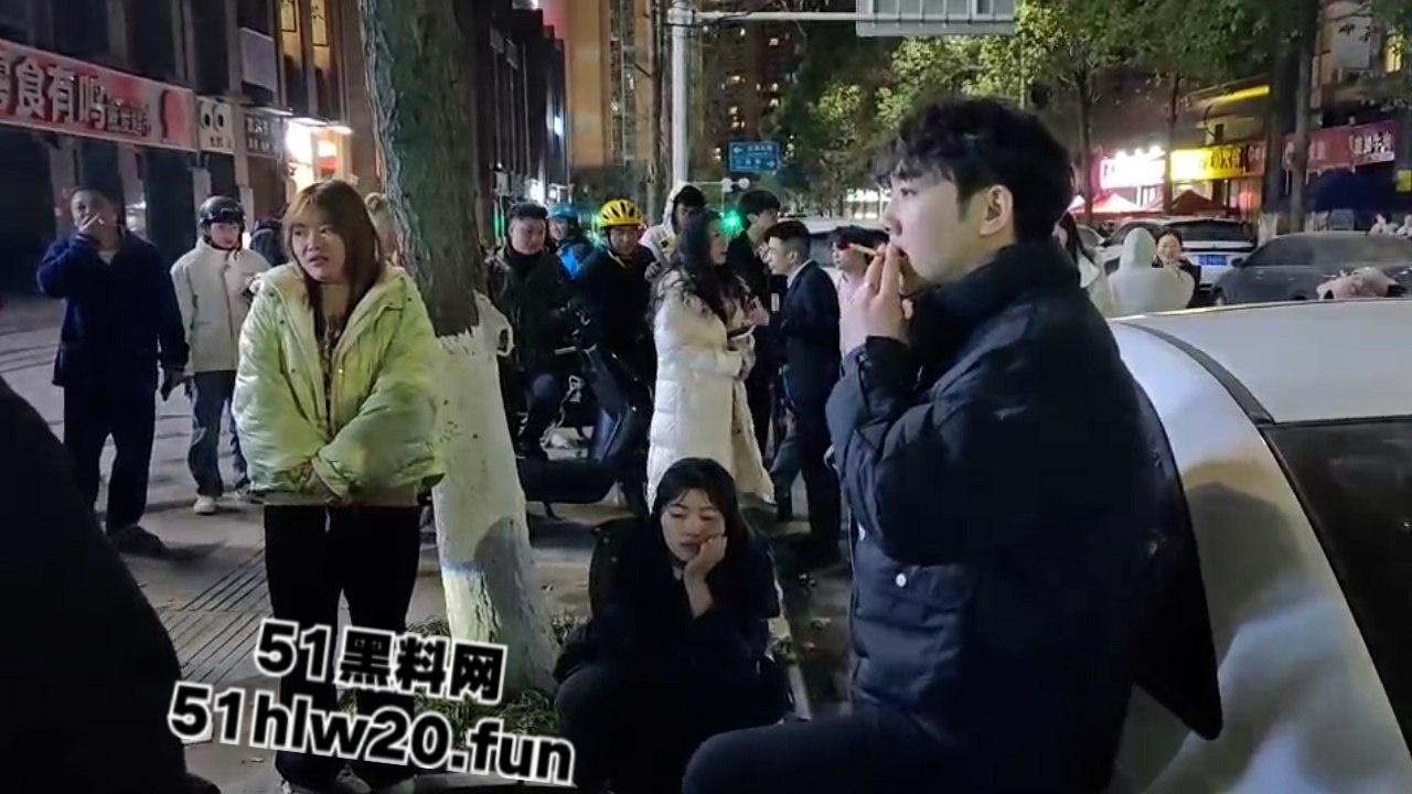 四川汉源骚妇密会情夫被老公当街抓现行，多次开房还被搞大肚子，真是太不要脸了！