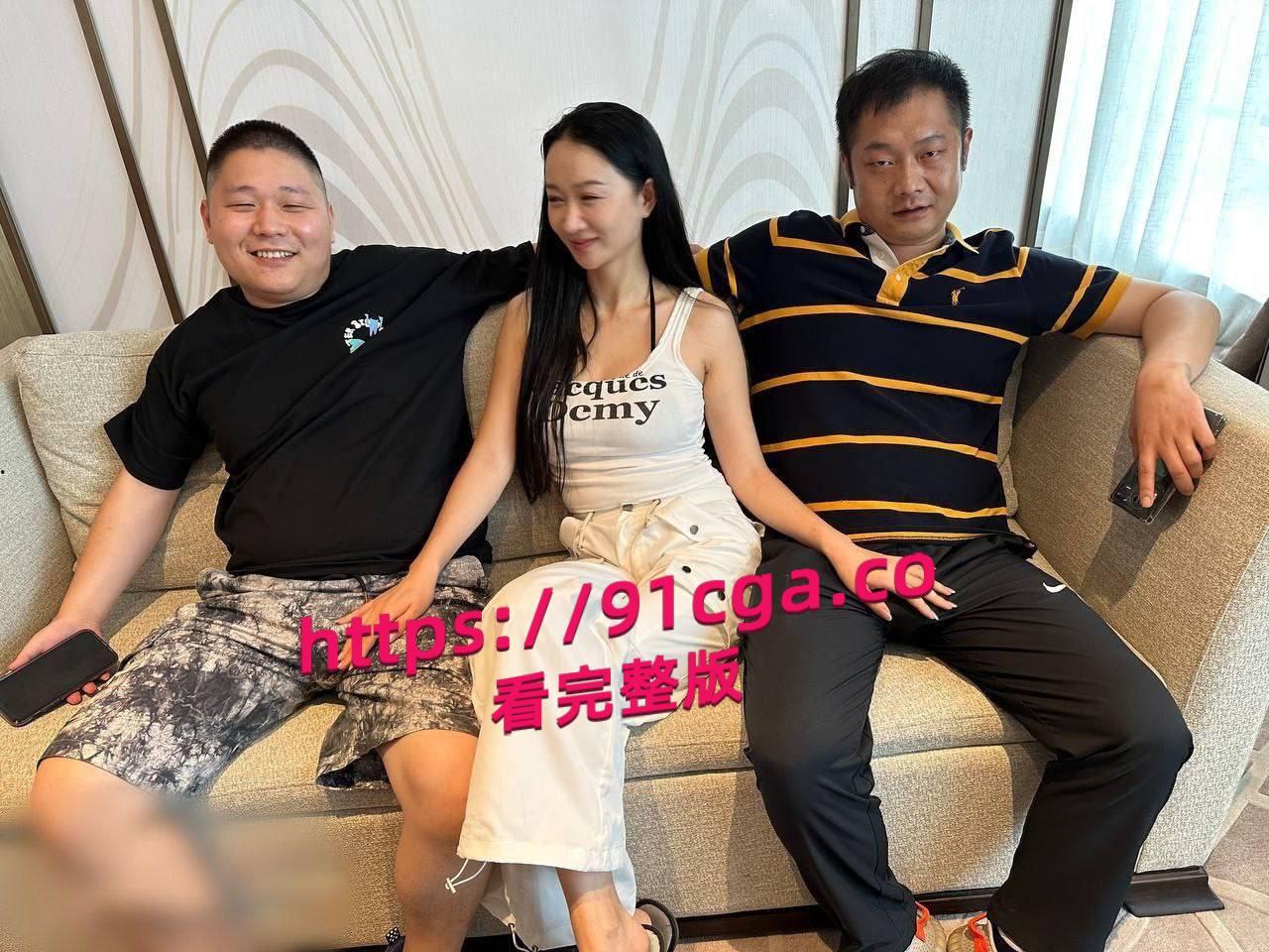 老婆性欲太大了，老公满足不了于是找了两个好兄弟帮忙，真是肥水不流外人田！-5