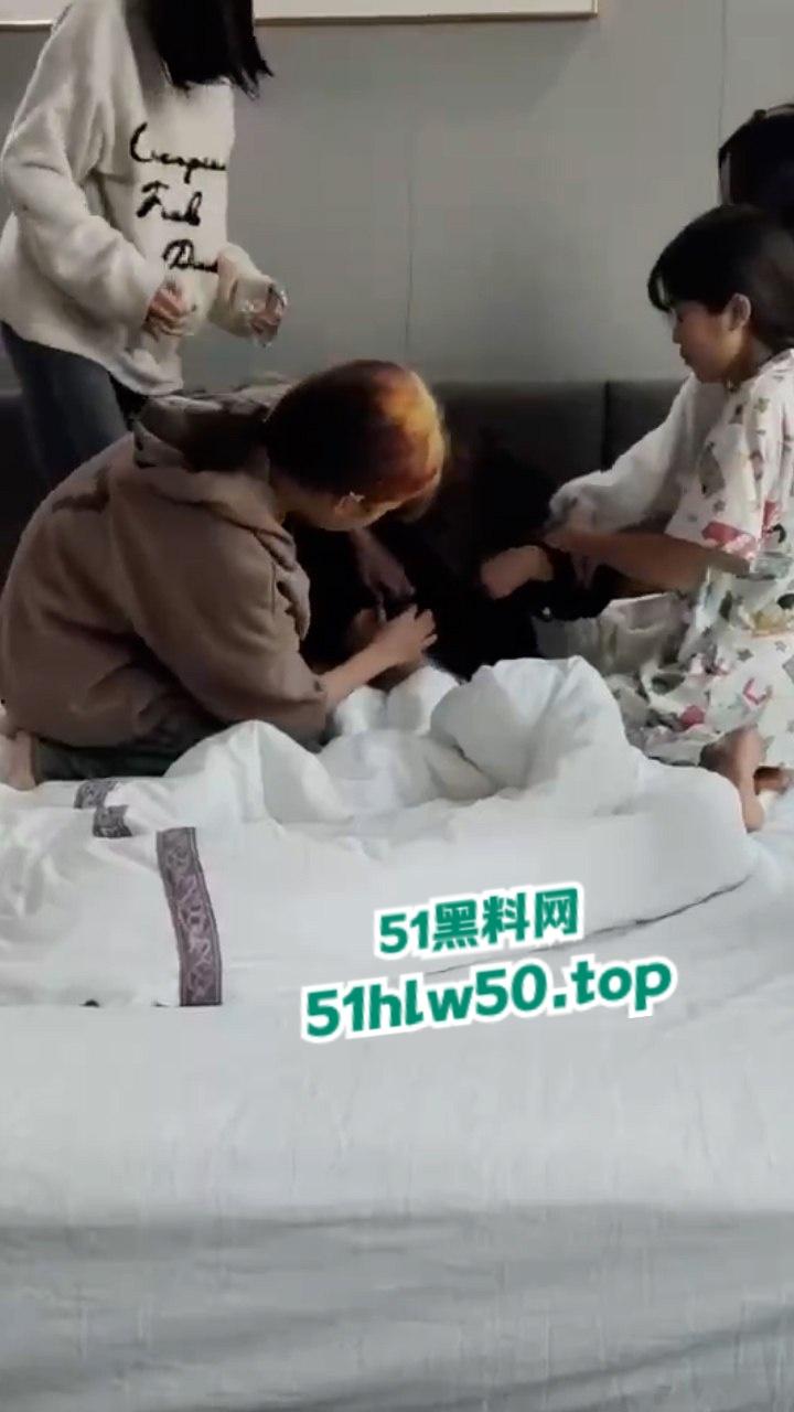 河南许昌貌美学生妹因颜值，招人忌妒被精神小妹群殴泄愤，霸凌实拍视频传出！-5