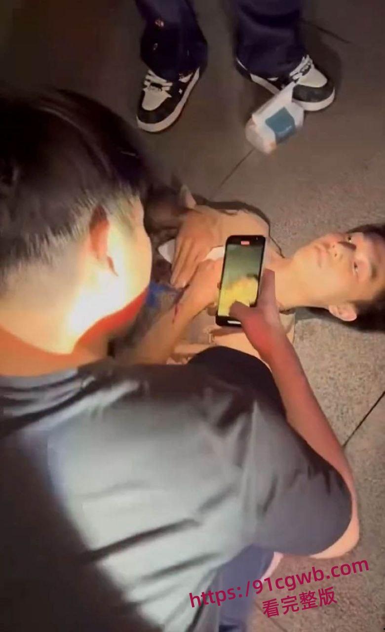 精神小伙家暴反被刀妹女友捅穿 血溅三尺聊天记录曝光 从PUA辱骂到彻底反杀 女孩一刀致命！