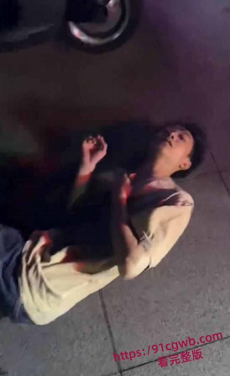 精神小伙家暴反被刀妹女友捅穿 血溅三尺聊天记录曝光 从PUA辱骂到彻底反杀 女孩一刀致命！