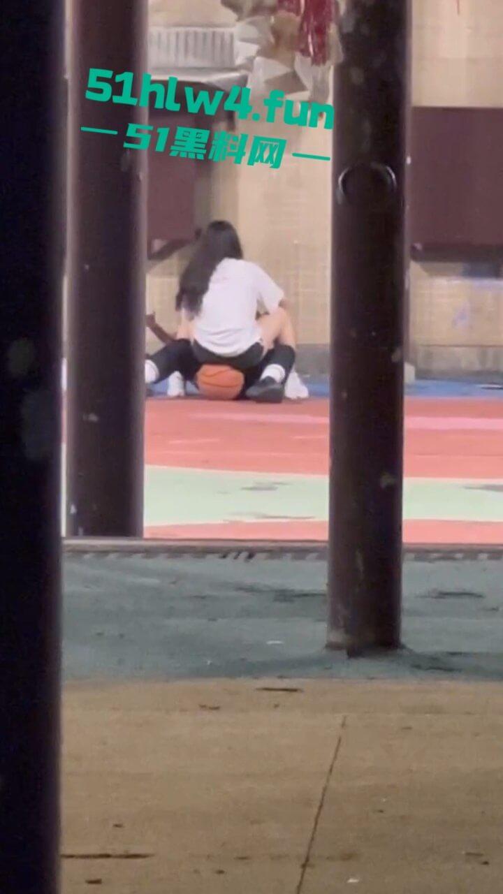 偷拍下篮球场的秘密，一对情侣周围四下无人竟然户外激情做爱，青春的激情与无畏。