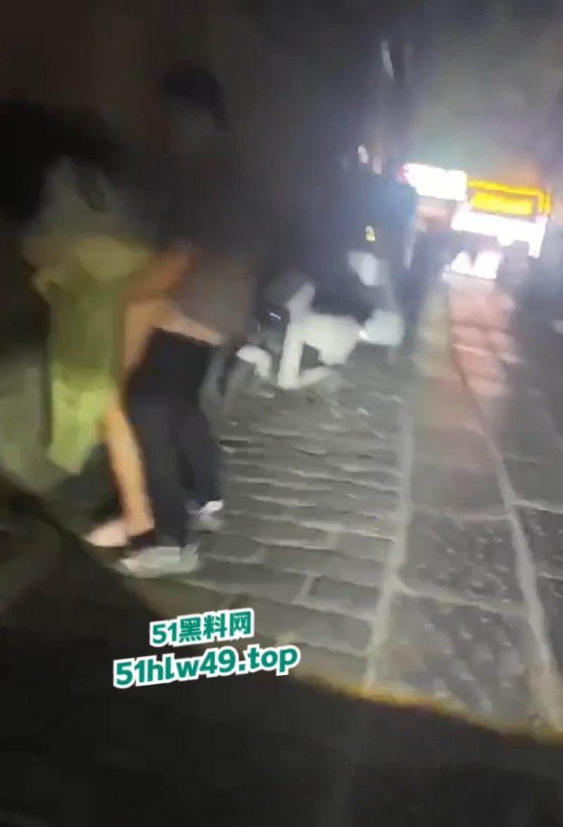 青州古城小巷上演活春宫，女的穿古风绿裙气质迷人蹲在猥琐男胯下，熟练伺候鸡巴旁若无人。