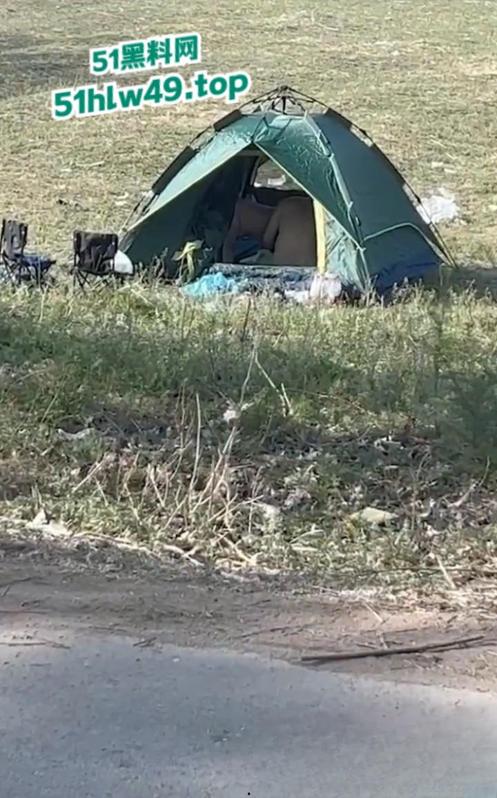 青州古城小巷上演活春宫，女的穿古风绿裙气质迷人蹲在猥琐男胯下，熟练伺候鸡巴旁若无人。