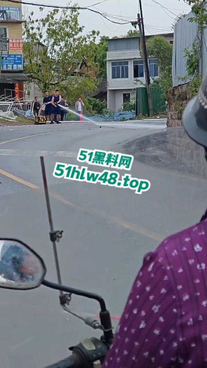 四川泸州男子拐弯超车不看路，未带头盔被重型大车压爆脑袋，当场惨变无头尸。