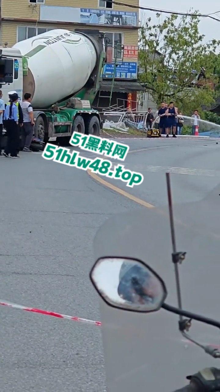 四川泸州男子拐弯超车不看路,未带头盔被重型大车压爆脑袋,当场惨变无头尸。-5