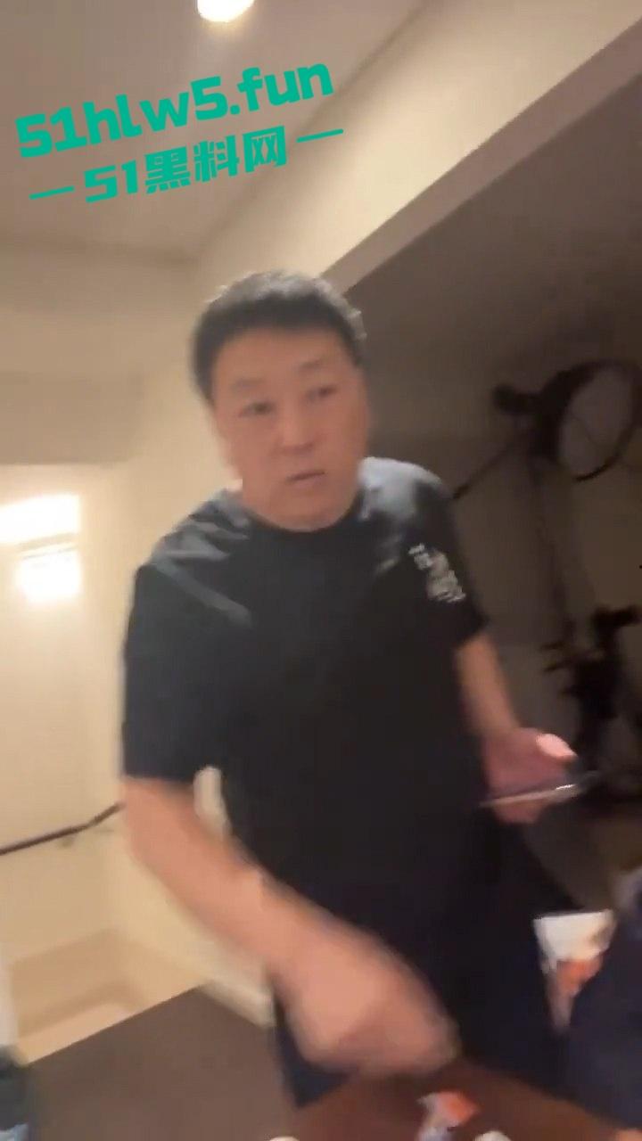 著名网络大v王局【王志安】被其前妻初代网红师太【李汀】直播爆料与日本女三私混生子。