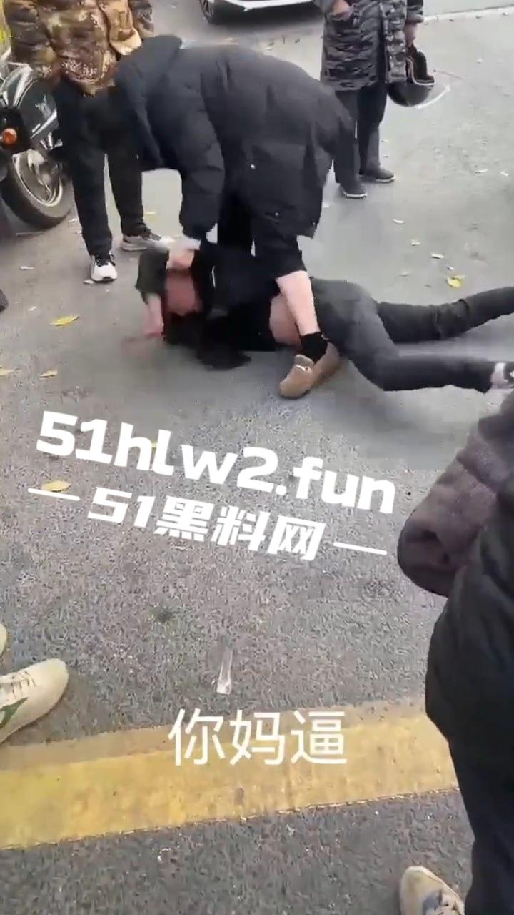 大哥以处对象名义，白操女人一年多 一分钱不花，连件衣服都不买还想分手被女子追到工地一顿暴打。