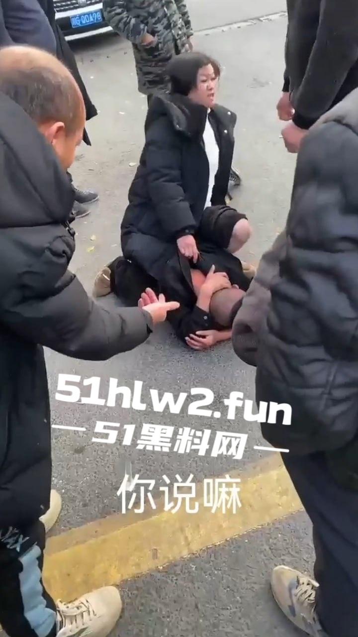 大哥以处对象名义，白操女人一年多 一分钱不花，连件衣服都不买还想分手被女子追到工地一顿暴打。