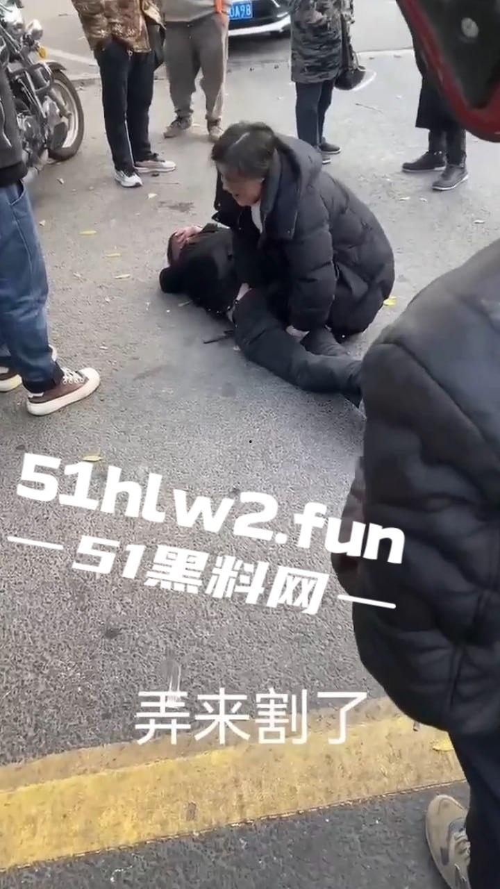 大哥以处对象名义，白操女人一年多 一分钱不花，连件衣服都不买还想分手被女子追到工地一顿暴打。