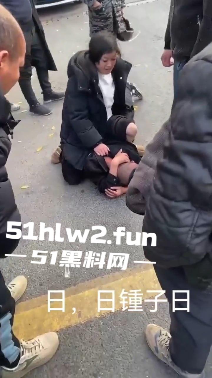 大哥以处对象名义,白操女人一年多 一分钱不花,连件衣服都不买还想分手被女子追到工地一顿暴打。-4