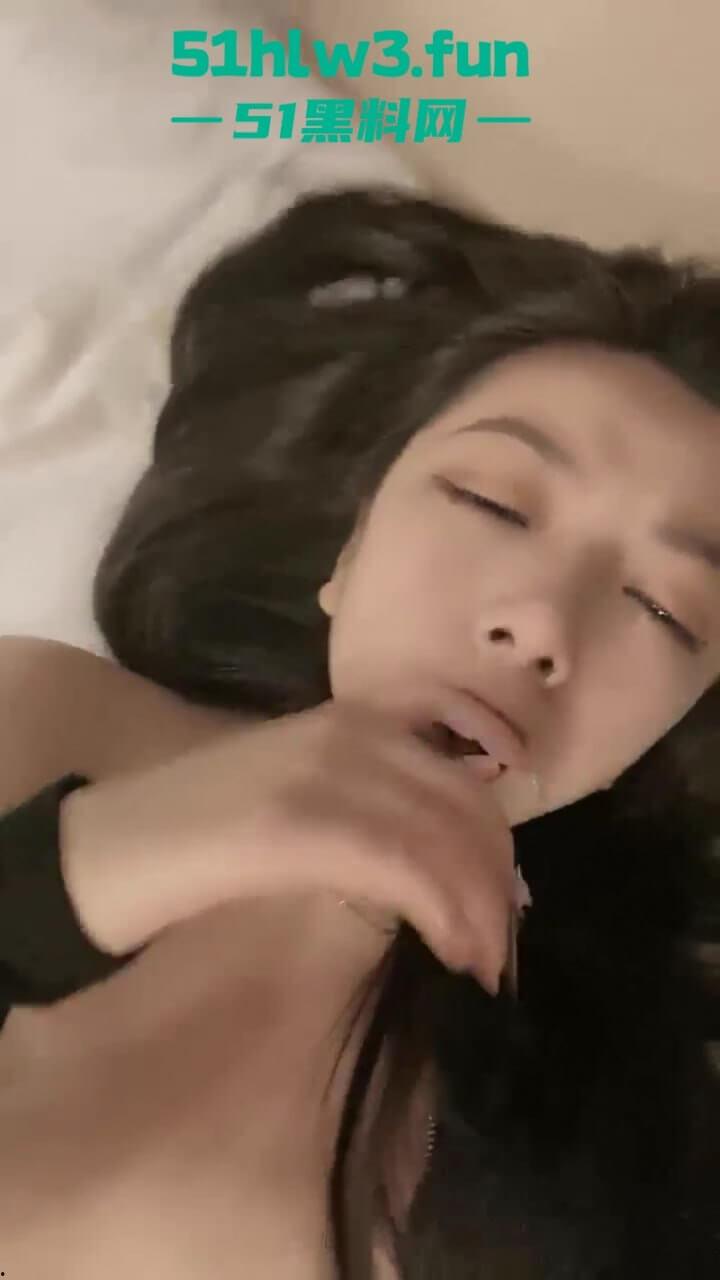 女神【奶球】时隔两年火辣回归，酒店直播约炮猛男一夜三次不停歇，激情视频流出。