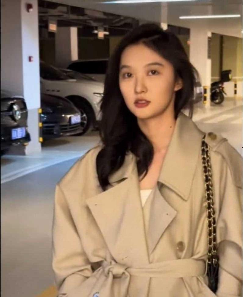 抖音600w粉丝网红【牟牟刘啊】早期自慰视频被渣男曝出 黑木耳骚穴一览无余