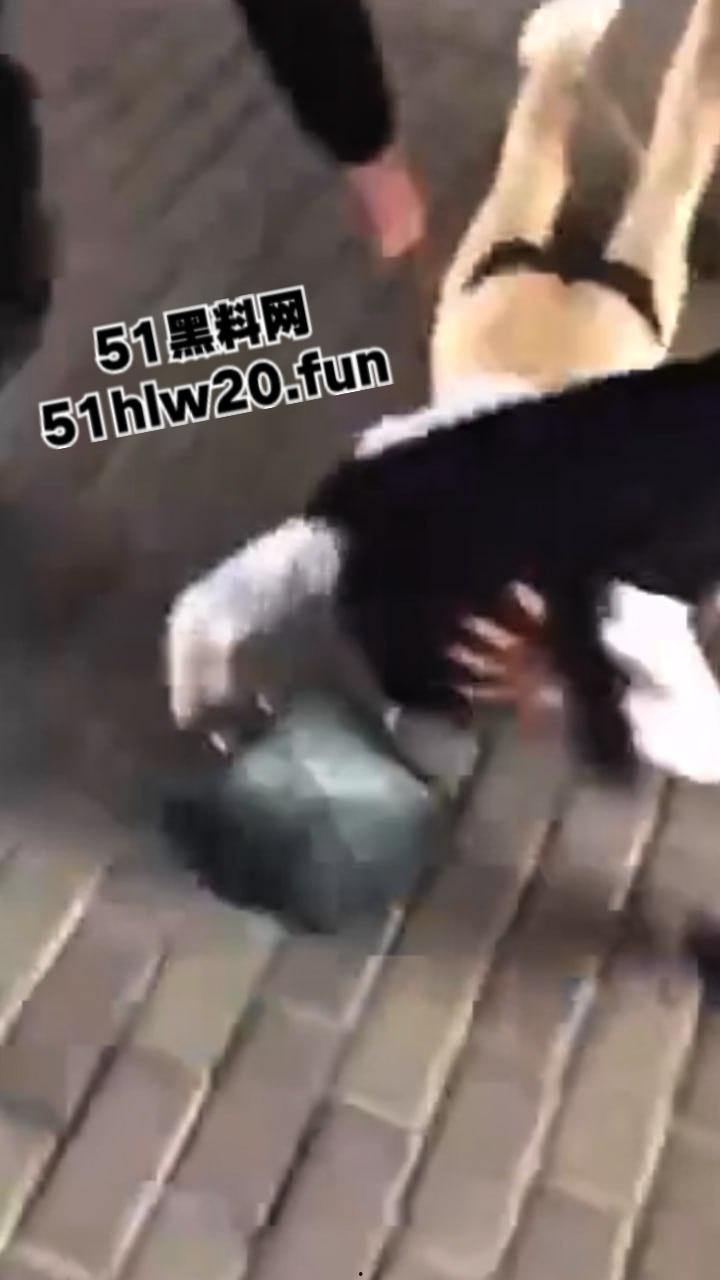 浙江街头捉奸现场，女子带家里弟弟和哥哥一起围堵小三当街扒光殴打，目前打人者已经被刑拘。-6