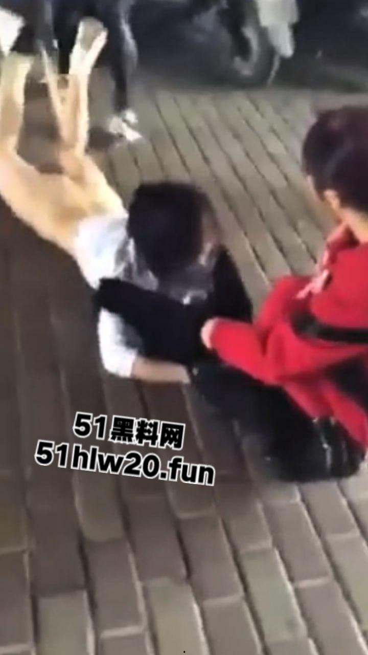 浙江街头捉奸现场，女子带家里弟弟和哥哥一起围堵小三当街扒光殴打，目前打人者已经被刑拘。-7