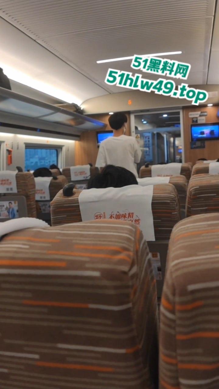 瓜友分享调教自己女友，高铁上调教女友吃鸡巴大胆在车上露出，有这么乖巧听话的骚母狗真是羡慕。