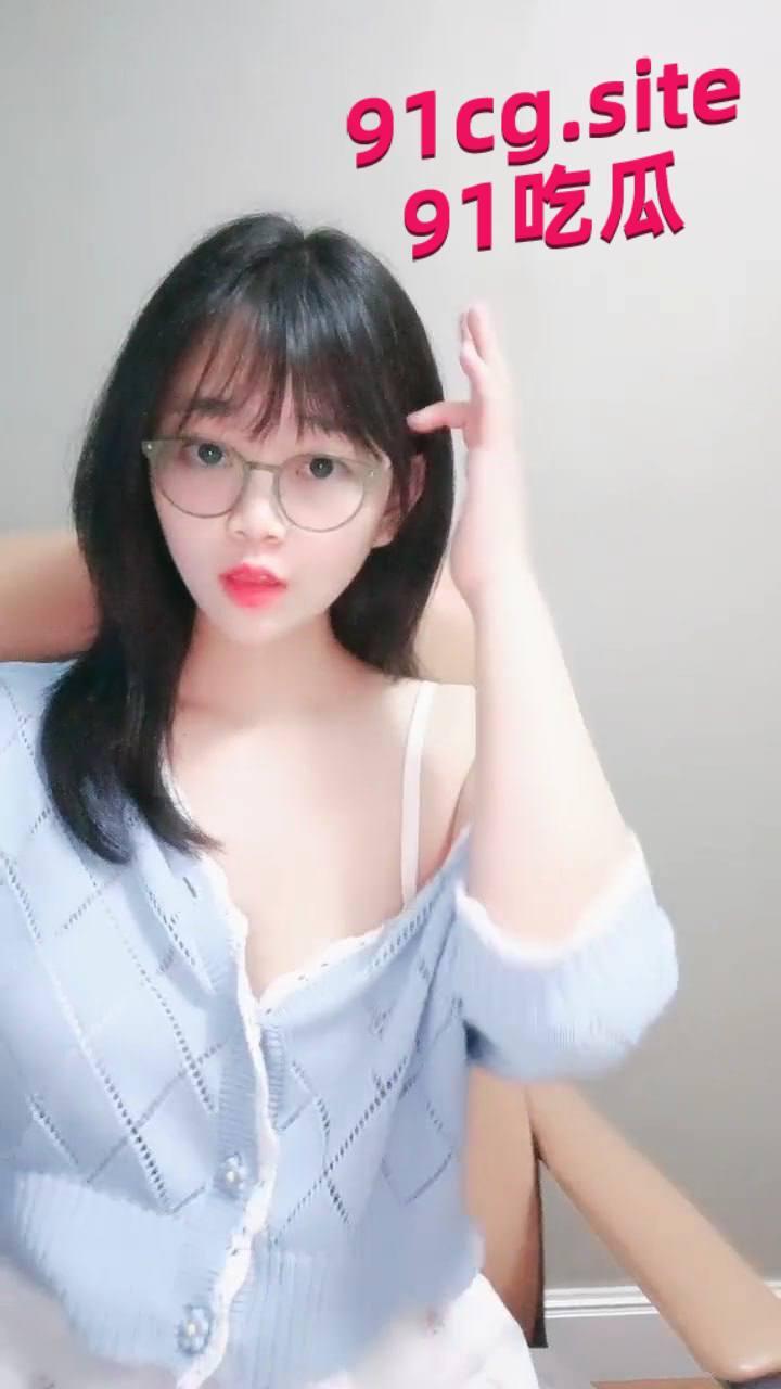 舞蹈系艺术生 舞蹈生桃子,身材一流，脸蛋儿也是漂亮的蛋儿，一头长发配合她的身高，非常诱惑人