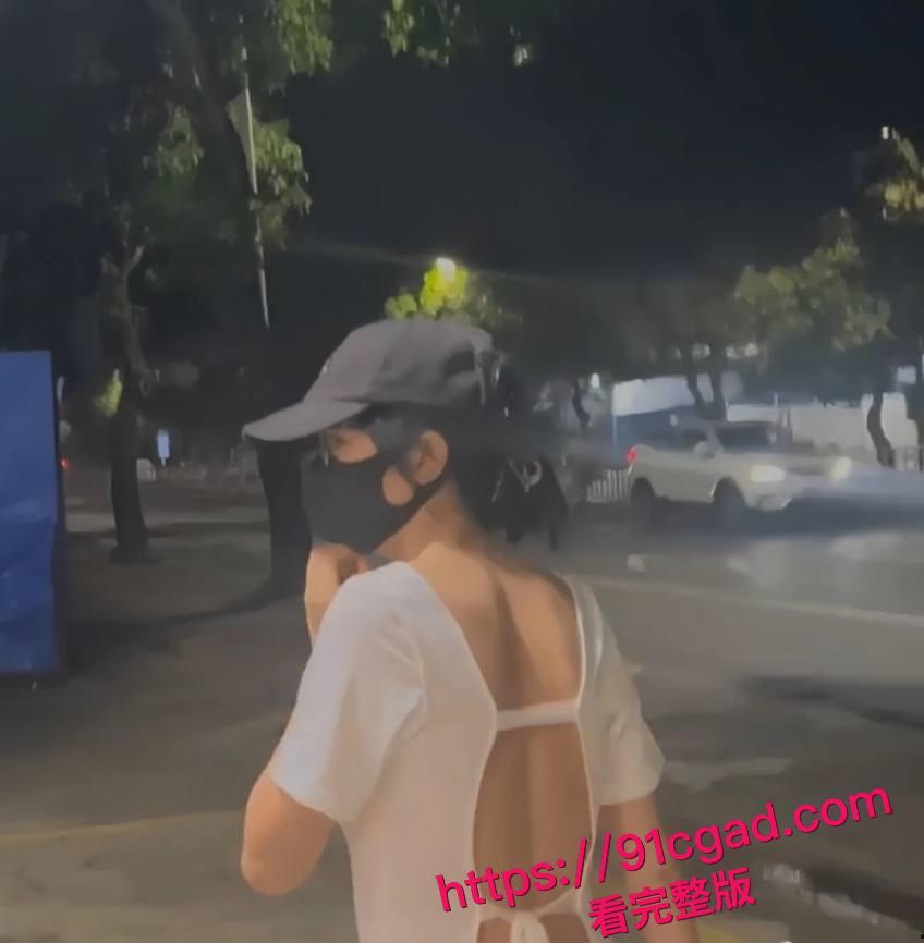 极品骚女 cikaimoon 傍晚赤裸游街 偷偷调戏看门大爷