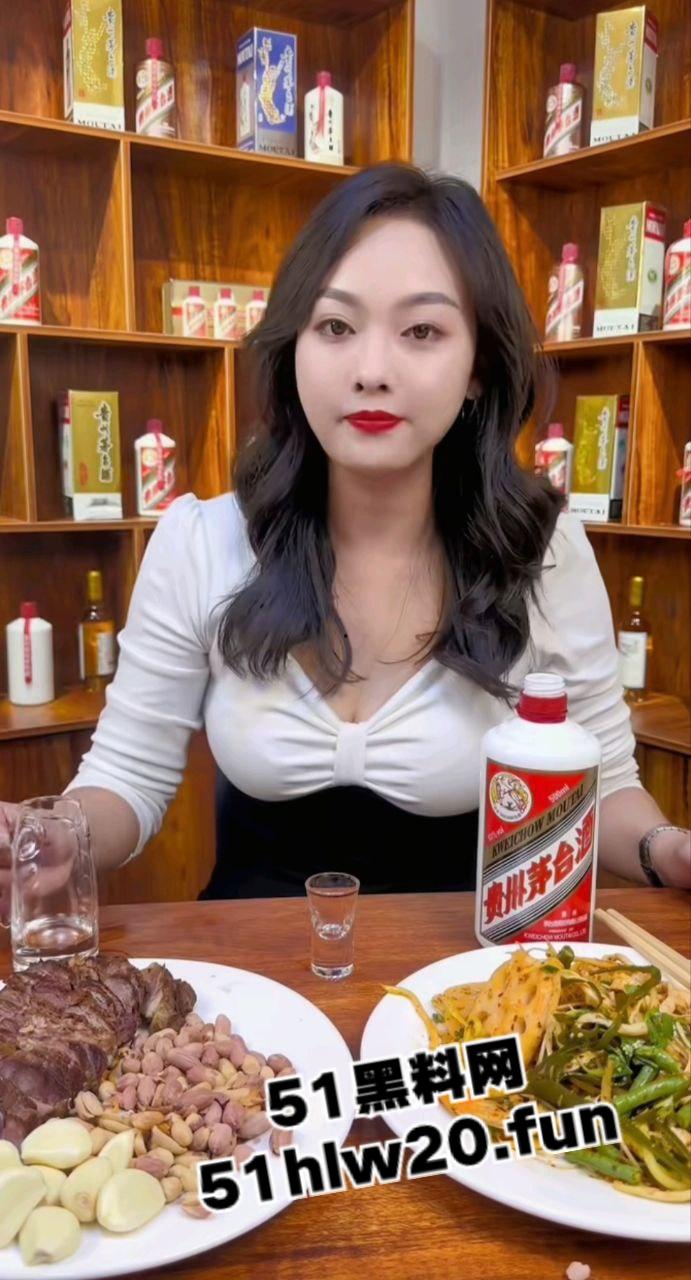 卖酒生意惨淡下海发骚赚钱，茅台专卖店老板娘闪总多角色诱惑私拍，足交自慰抠逼乱伦尺度超大。