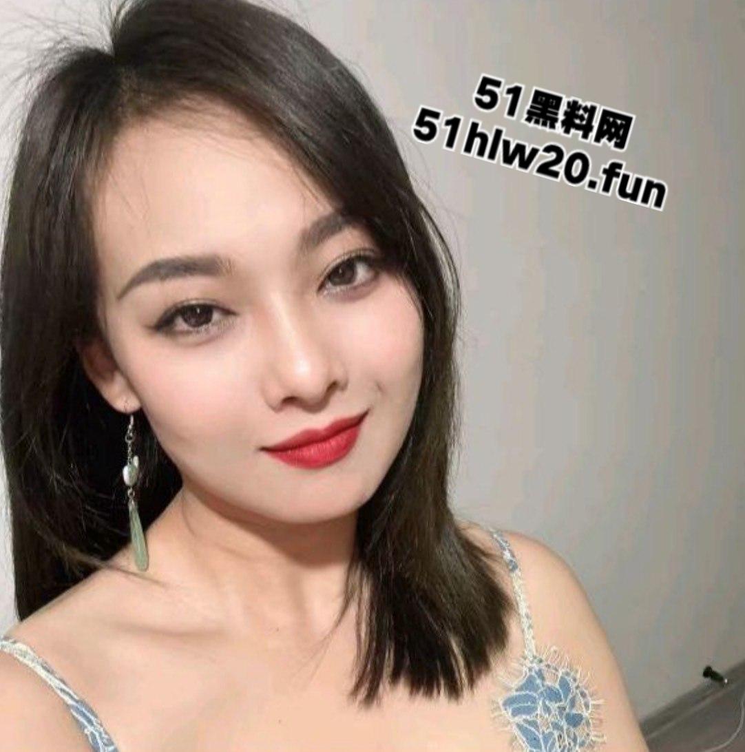 卖酒生意惨淡下海发骚赚钱，茅台专卖店老板娘闪总多角色诱惑私拍，足交自慰抠逼乱伦尺度超大。-9