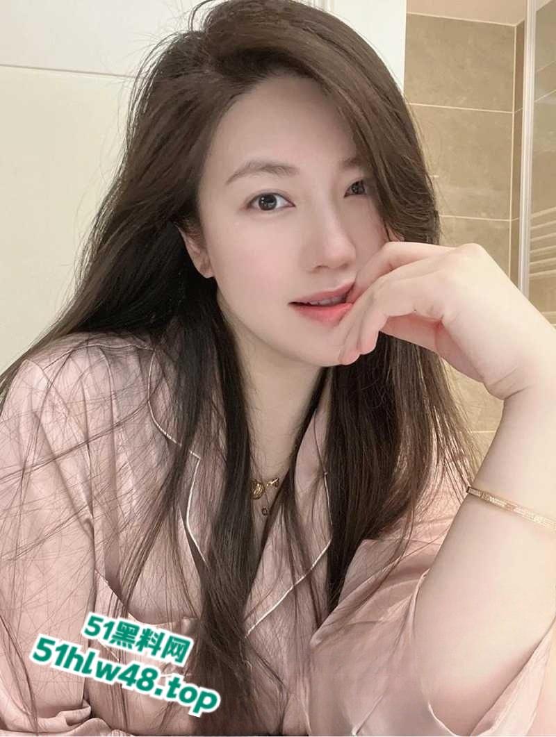 上海极品少妇【陈雪】40岁的骚货单身不婚，玩得比谁都浪很会保养经常3P约炮骚的没边。