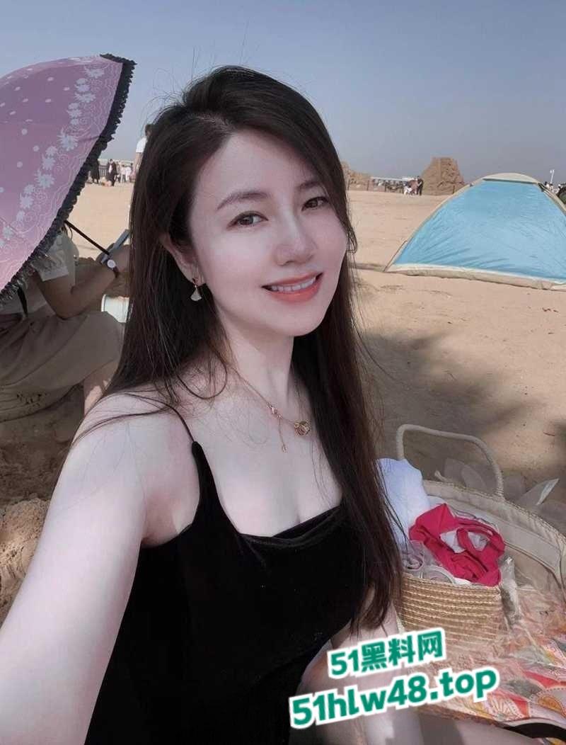 上海极品少妇【陈雪】40岁的骚货单身不婚，玩得比谁都浪很会保养经常3P约炮骚的没边。