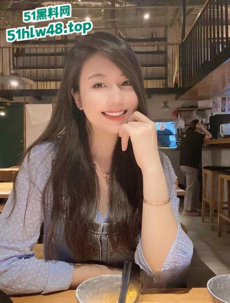 上海极品少妇【陈雪】40岁的骚货单身不婚，玩得比谁都浪很会保养经常3P约炮骚的没边。