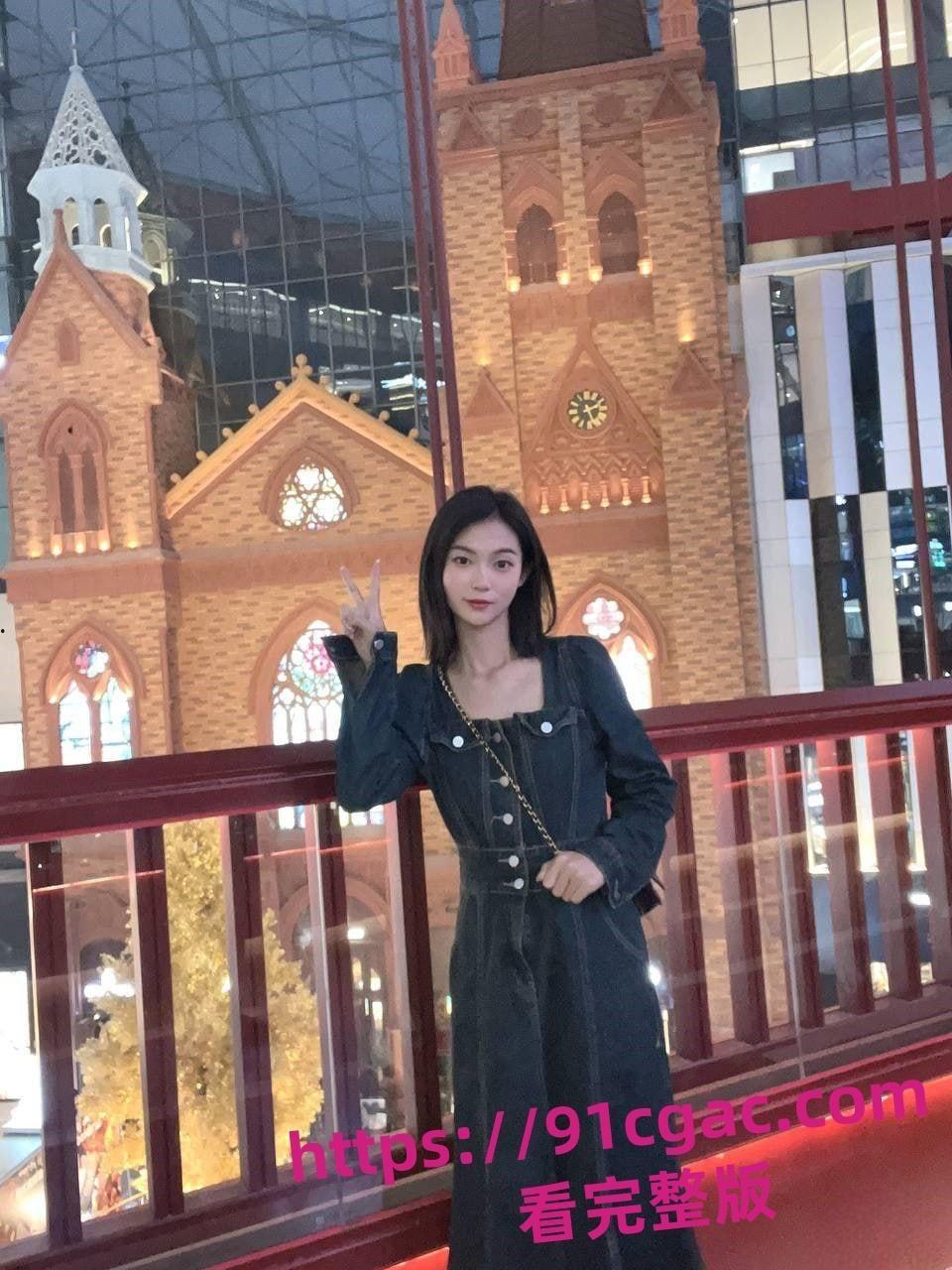 云南昆明高校周闫妮应聘时尚杂志模特遭变态面试官猥亵全裸出镜看硬了！