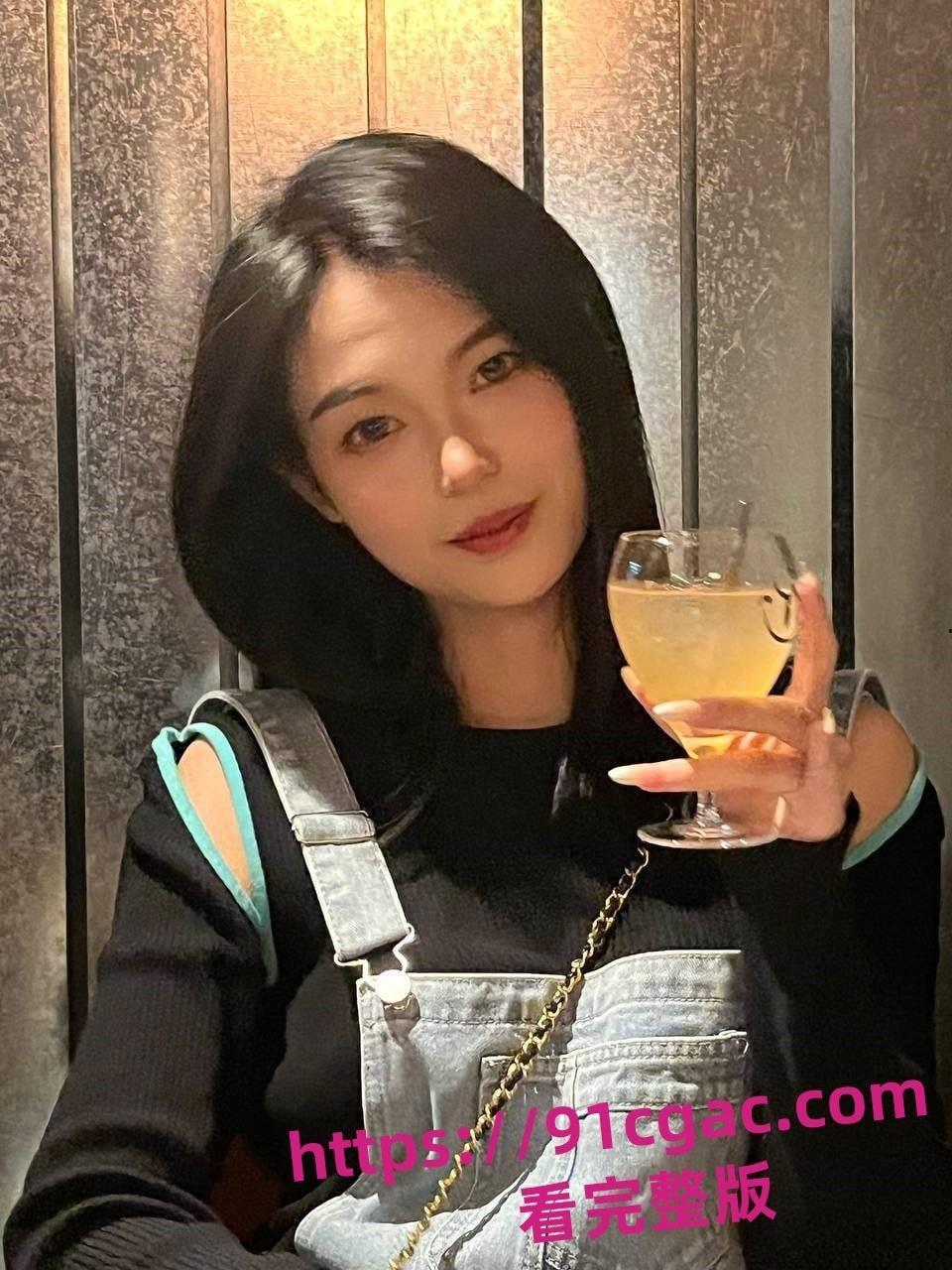 云南昆明高校周闫妮应聘时尚杂志模特遭变态面试官猥亵全裸出镜看硬了！