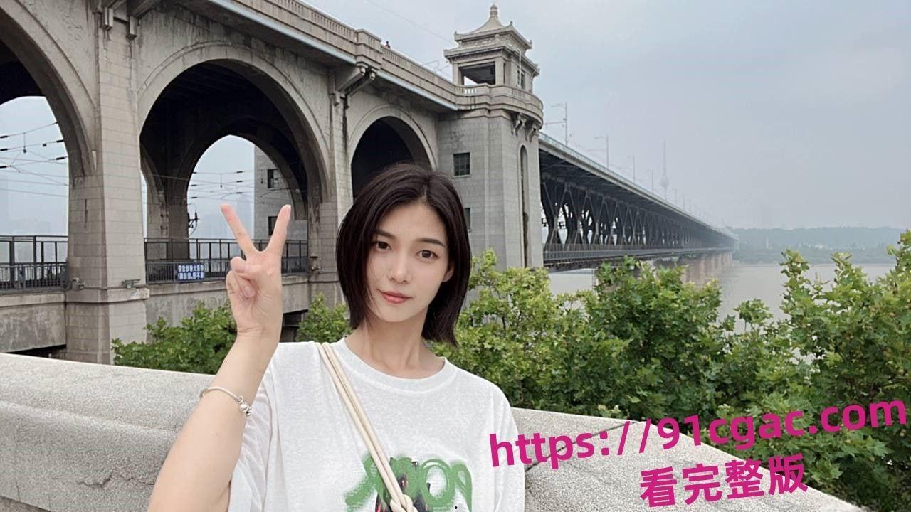 云南昆明高校周闫妮应聘时尚杂志模特遭变态面试官猥亵全裸出镜看硬了！