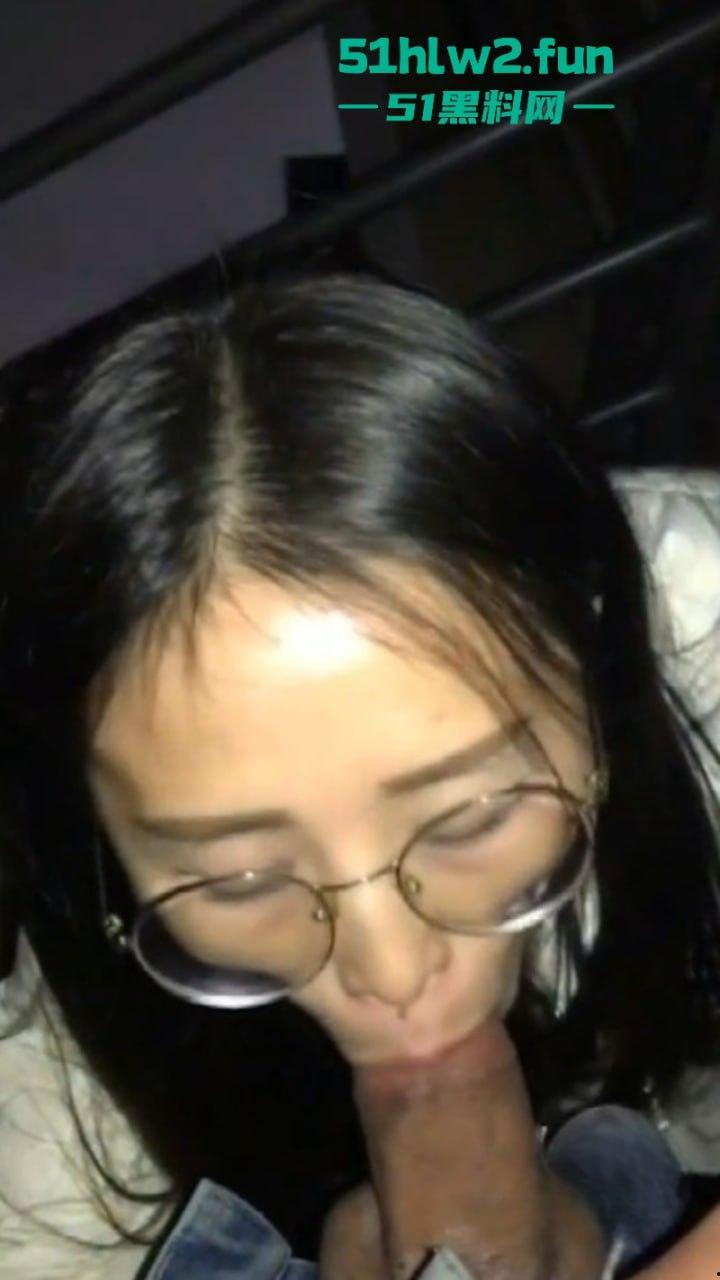 一根黑屌睡了100多个孩子妈,广州天河区贵族幼儿园黑人外教多段操白逼视频外网曝光。-7