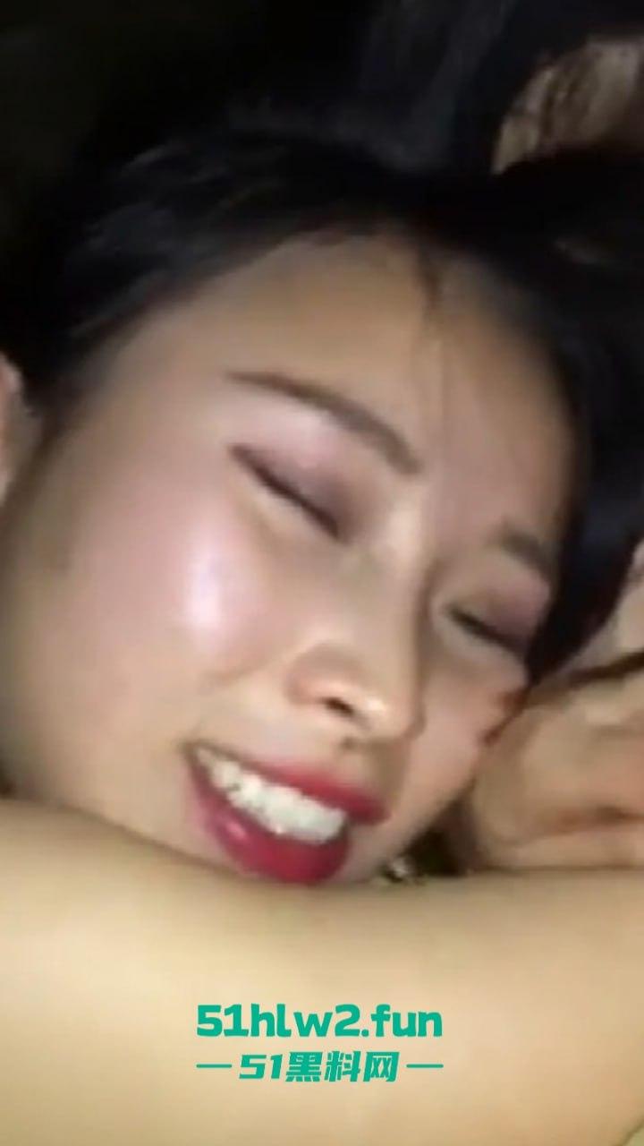 一根黑屌睡了100多个孩子妈,广州天河区贵族幼儿园黑人外教多段操白逼视频外网曝光。-10