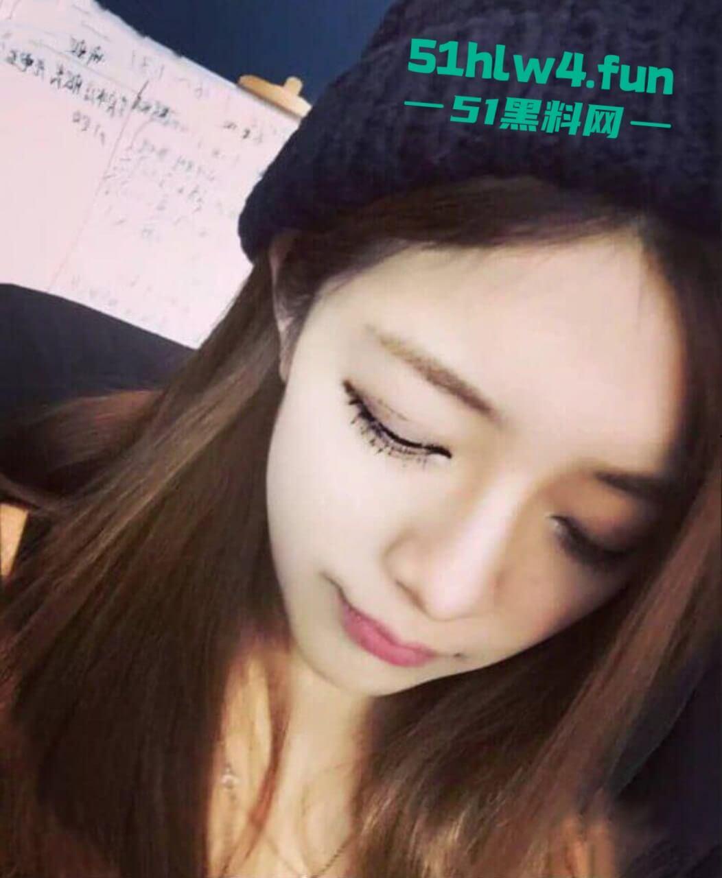 高颜值大眼母狗御姐颜值模特身材，私下却反差至极跪地舔脚伺候主人，再被无套抽插无毛嫩穴。