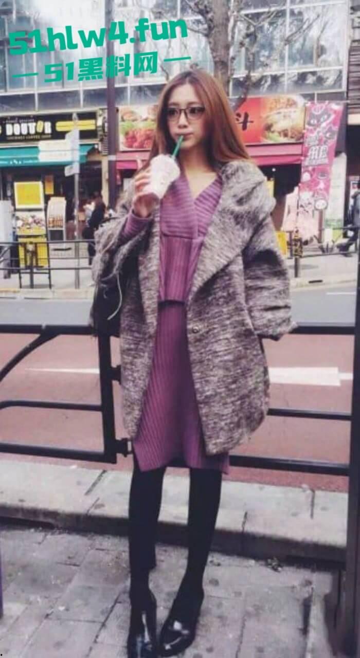 高颜值大眼母狗御姐颜值模特身材，私下却反差至极跪地舔脚伺候主人，再被无套抽插无毛嫩穴。