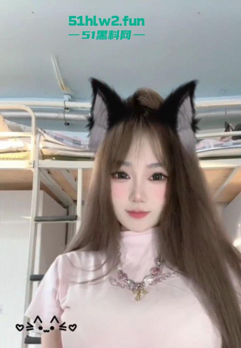 快手豪乳女神【不甜】大尺度自慰福利流出，假屌在小穴内快速抽插带出大量淫水，画面十分淫靡。