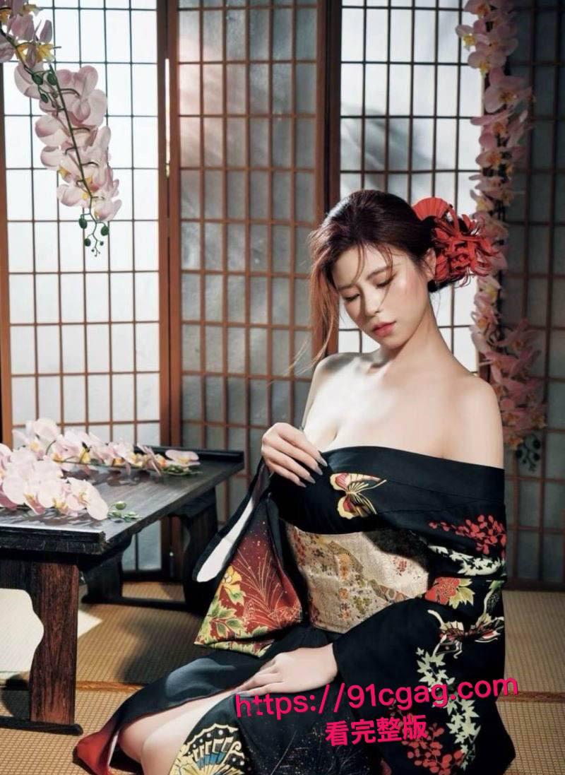 网友投稿曝光！丝袜骚妻韩薇薇最新性爱视频流出，爱穿黑丝的极品骚货被暴操，浓精全射大奶子上，骚劲儿爆表！