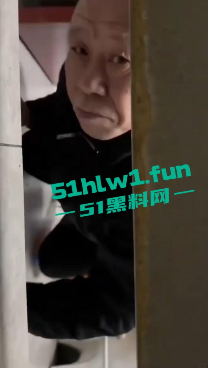 长春奇葩老头厕所偷窥放尿，天天跑错厕所骚扰娘们，跑路还想长四条腿真是老不正经！