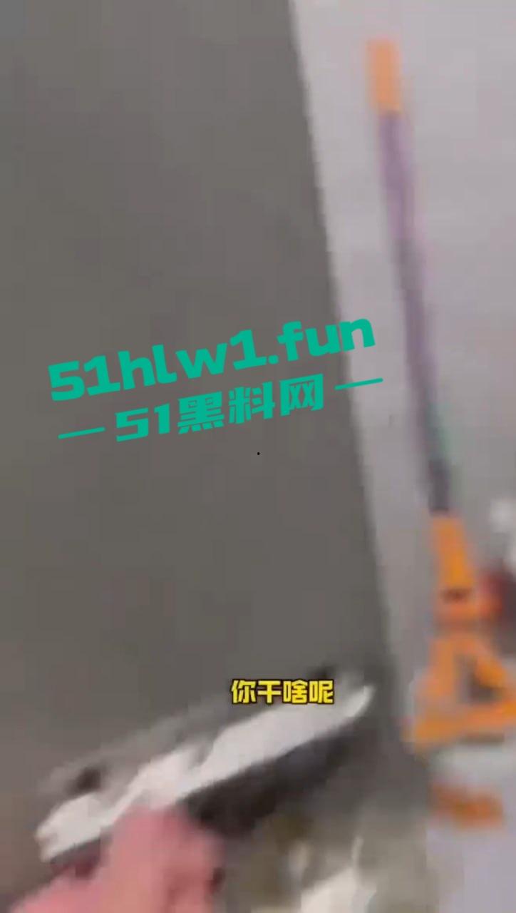 长春奇葩老头厕所偷窥放尿，天天跑错厕所骚扰娘们，跑路还想长四条腿真是老不正经！