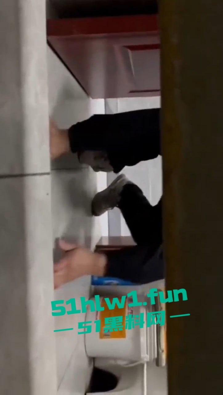 长春奇葩老头厕所偷窥放尿,天天跑错厕所骚扰娘们,跑路还想长四条腿真是老不正经!-4