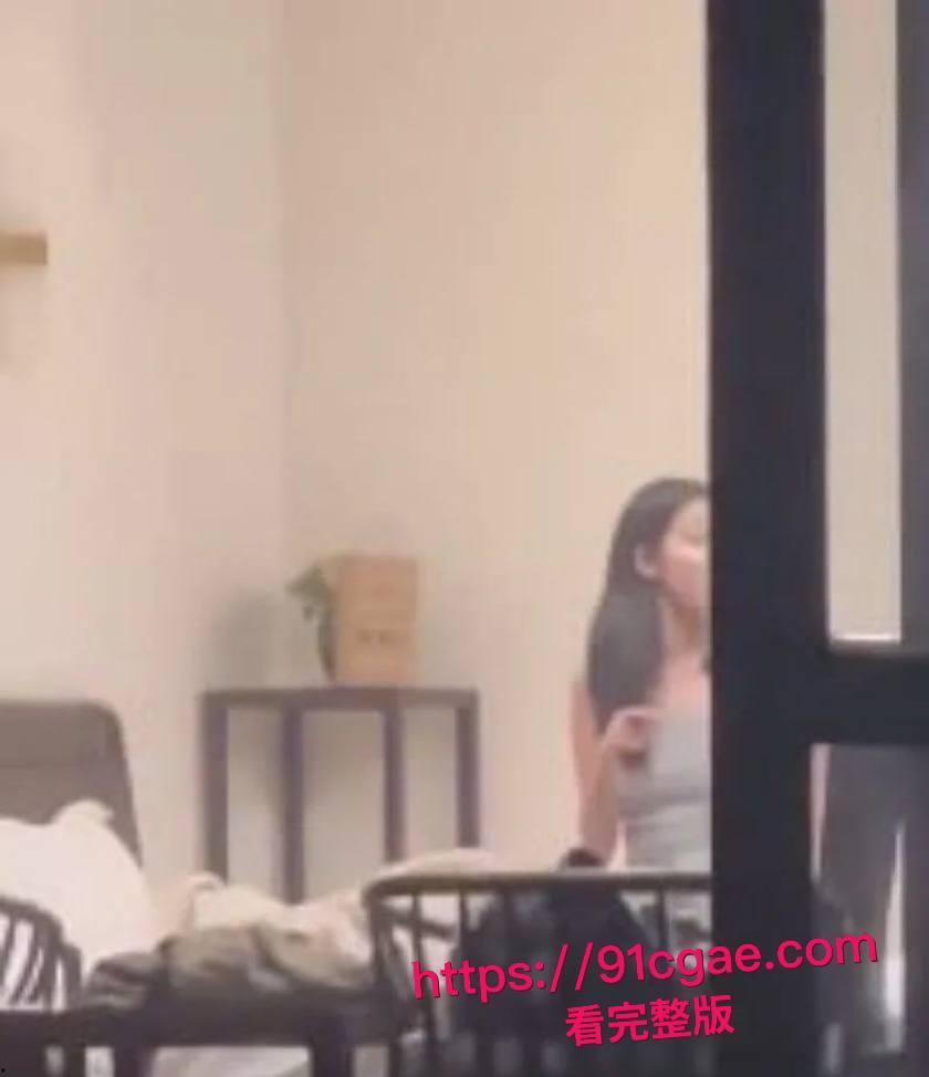 天津现代传媒学院教师宿舍大瓜！忘拉窗帘直播亲热，学生排队围观全过程