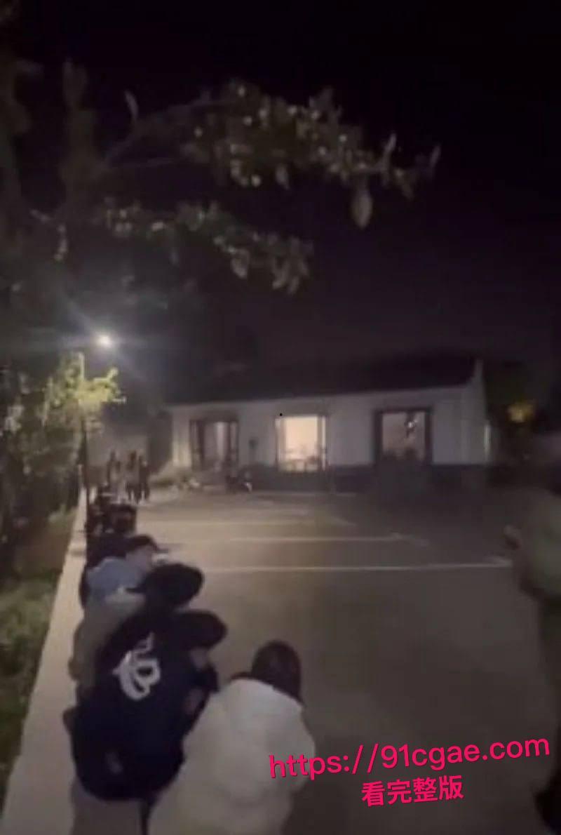 天津现代传媒学院教师宿舍大瓜！忘拉窗帘直播亲热，学生排队围观全过程