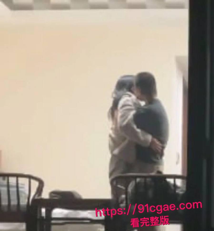 天津现代传媒学院教师宿舍大瓜！忘拉窗帘直播亲热，学生排队围观全过程