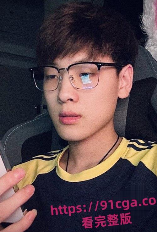 快手网红精神小伙「白菜」遭遇暴打黑历史曝光！酒店内群殴引发热议！-5