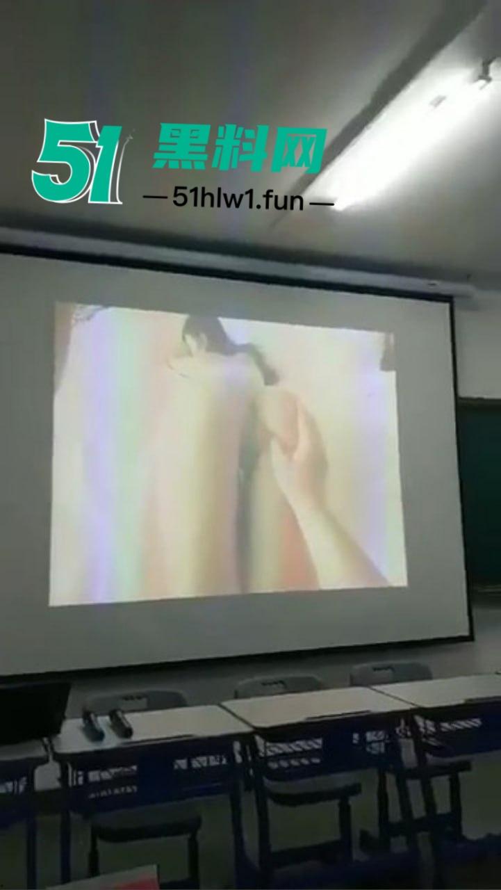 课堂意外变看片现场,男老师误触播放岛国爱情片,全班学生集体围观,女生掩面羞愧!-7