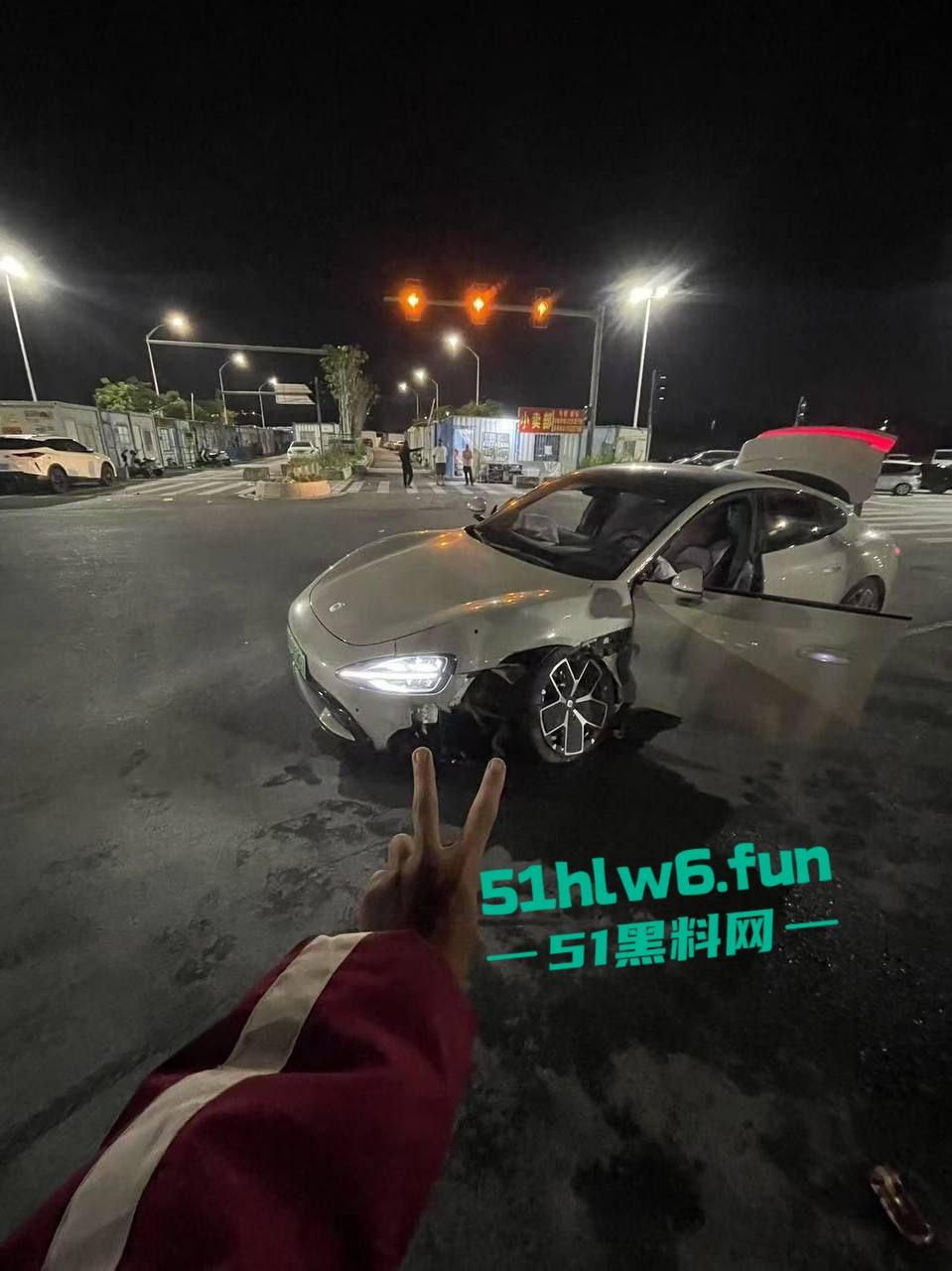 泉州小米SU7Ultra驾驶员用临时牌照，市区内狂飙150公里每小时躲闪不及将骑车人撞飞!