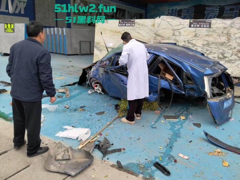 广东一轿车失控撞上路牙当场稀巴烂，司机被撞到懵逼当场灵魂出窍，现场监控视频流出。